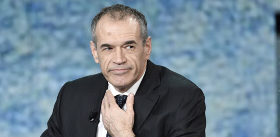 Un tweet di Cottarelli sul coronavirus e la Padania scatena l'inferno