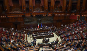 Il Parlamento compatto vota l’aumento del deficit. Pronti 25 miliardi