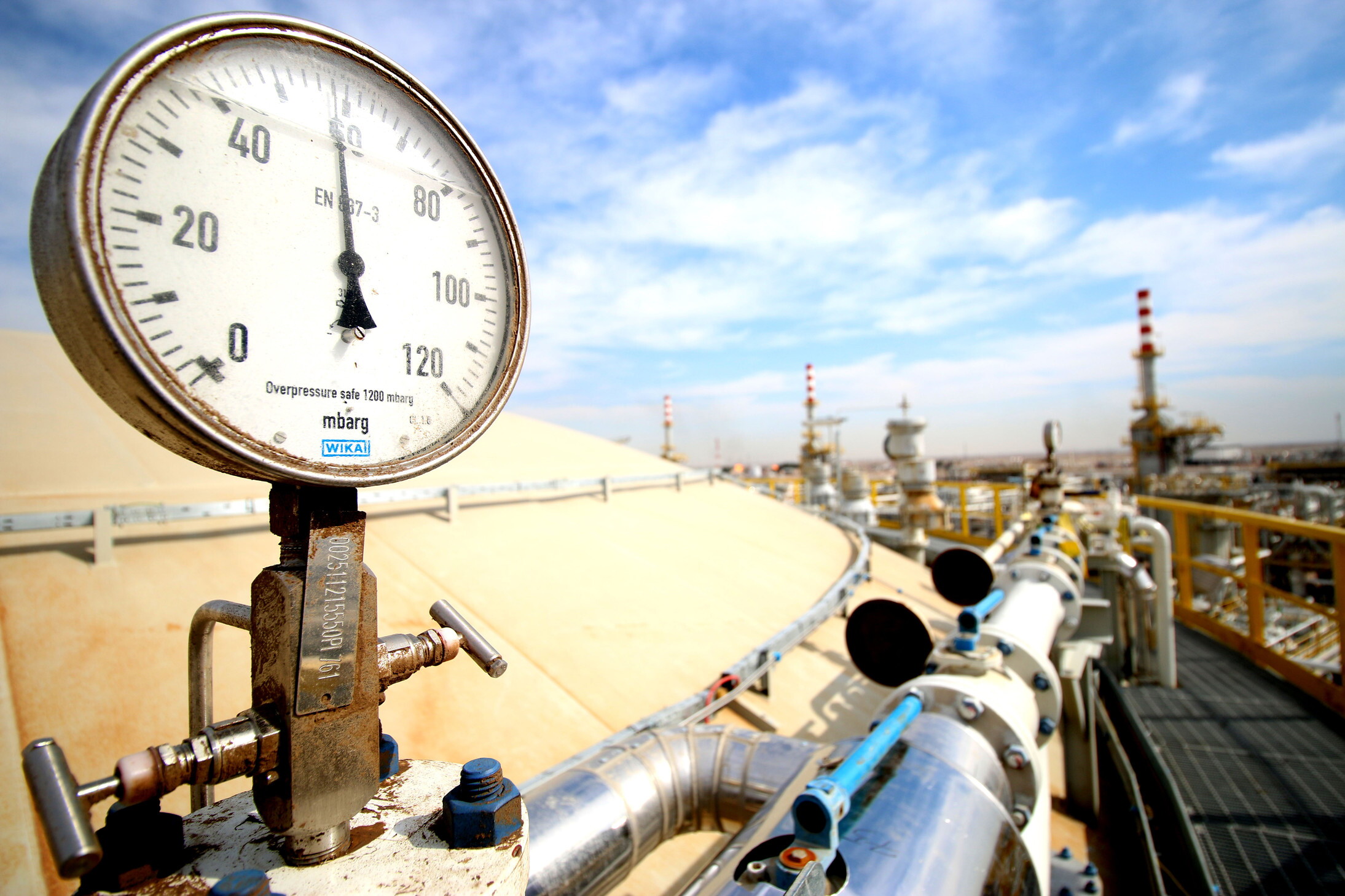 Scorte e deroghe non frenano il rally: il petrolio resta sopra i 100 dollari a barile