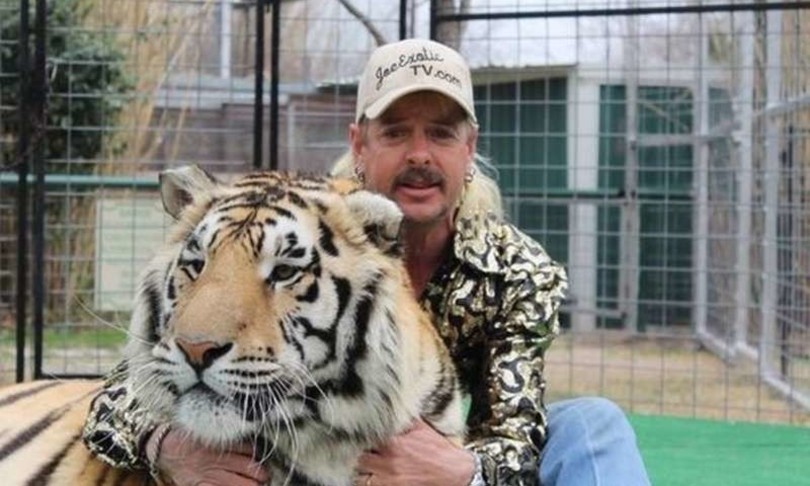 Tiger King: il ritratto grottesco di Joe Exotic tra omicidi, caos e follia 2 La parabola di Joe Exotic, Tiger King di Netflix in 'gabbia' col ...