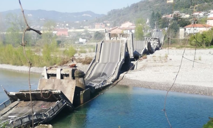 ponte crollato albiano massa carrara magra aulla Toscana