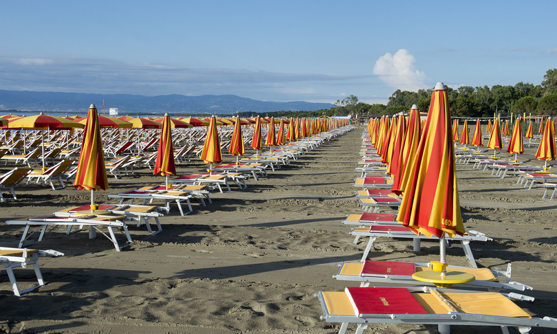 coronavirus spiagge protezioni plexiglass