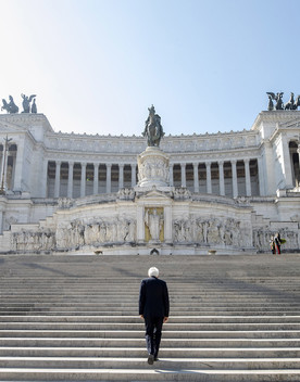 Solo e in mascherina, il 25 aprile di Mattarella