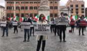 Il flash mob (modello Israele) di Fratelli d’Italia davanti a Palazzo Chigi 