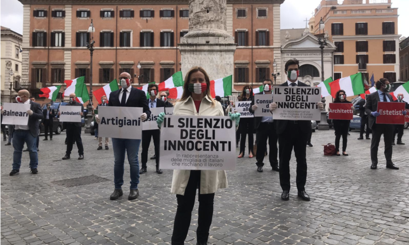 flash mob fratelli italia palazzo chigi costituzione