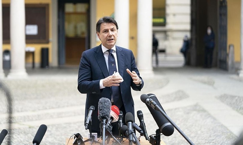 "Se i contagi tornano ad aumentare, chiudiamo il rubinetto delle aperture", ha detto Conte