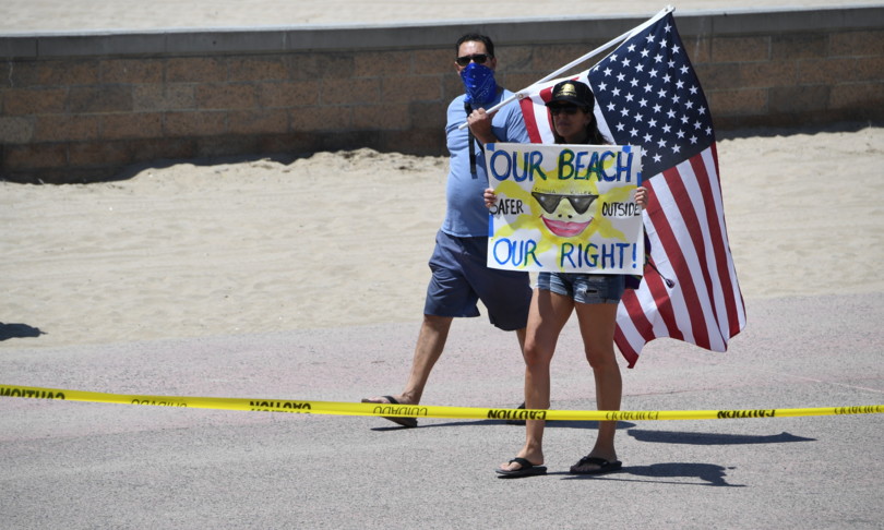 proteste California contro chiusura spiagge