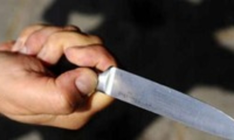 Tenta di accoltellare poliziotto