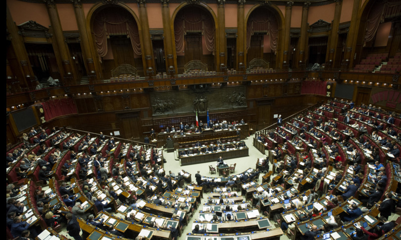 caos rissa sputi camera insulti mascherine