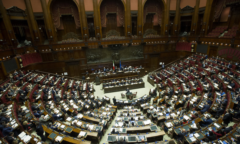 Fase 2 bagarre Aula Camera Fico sospende seduta ricciardi