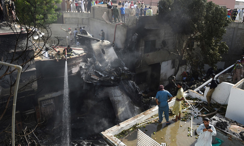 incidente aereo pakistan karachi