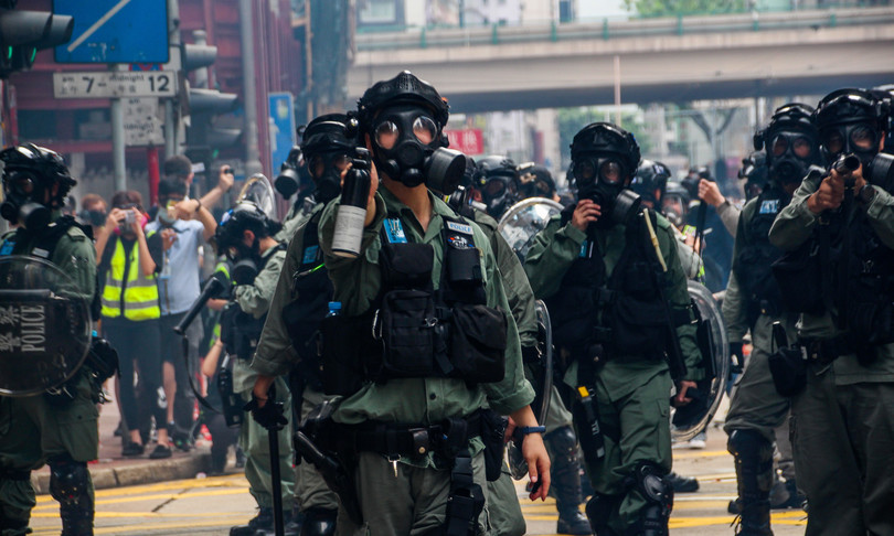 Hong Kong polizia usa gas lacrimogeni manifestanti arresti
