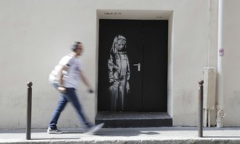 recuperata Abruzzo porta Bataclan murale Bansky