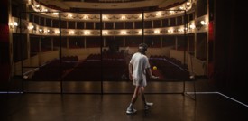 Lo Stabile di Verona riapre con una parete (tennistica) di plexiglass