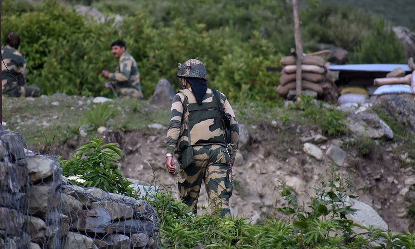 pugni sassate 20 morti india cina