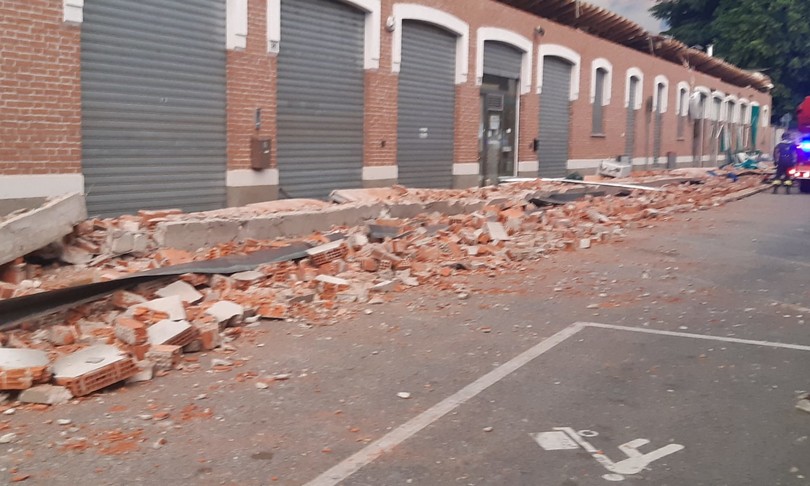 crolla cornicione palazzo varesotto morti due bimbi una donna