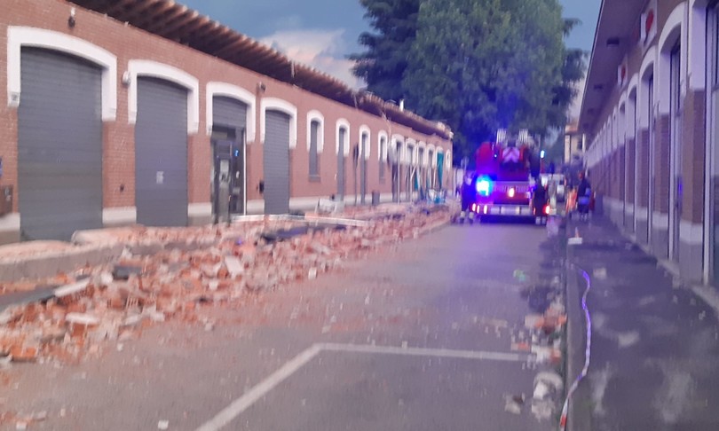 crolla cornicione palazzo varesotto morti due bimbi una donna