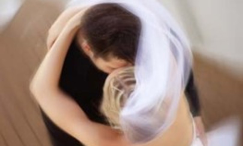 matrimonio mascherina bacio tra sposi