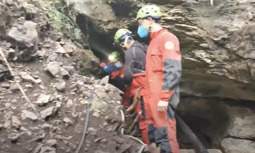Speleologi bloccati in grotta: salvi in due, si cerca il terzo