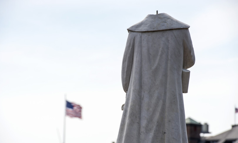 usa manifestanti gettano mare statua colombo trump nazisti