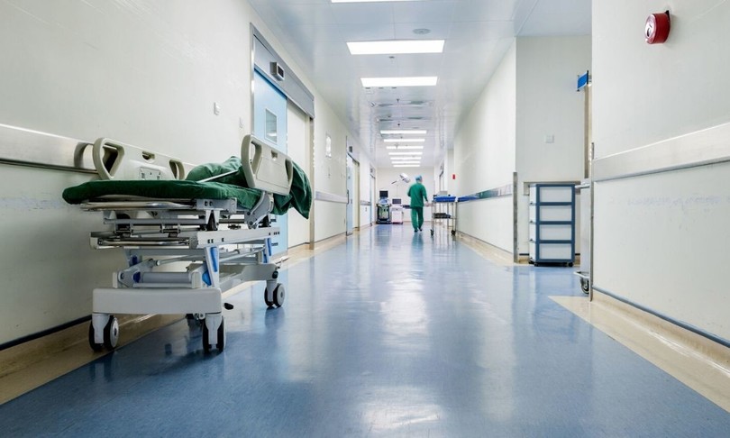 omofobia ospedale Varese primario medico