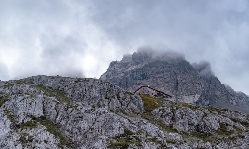 montagna escursionista soccorso 11 ore addiaccio