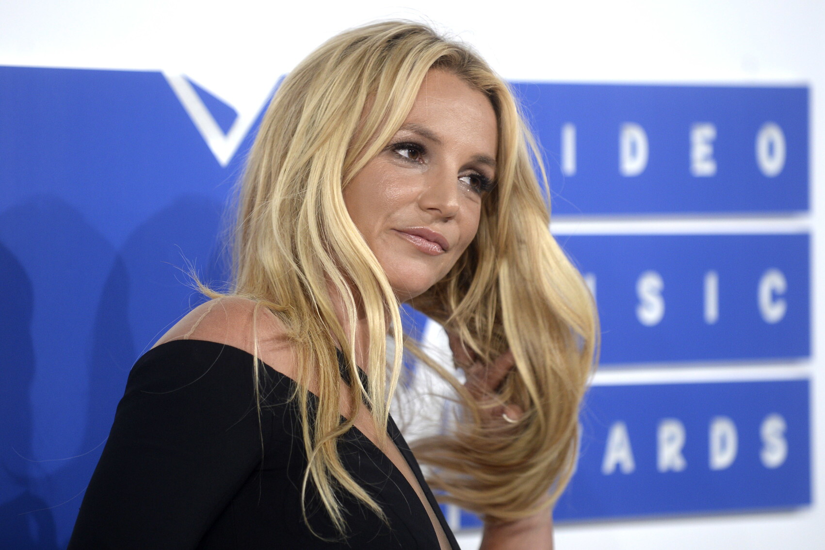 Britney Spears contro la "Mela" di Milano: “E' vera?”. La risposta di Pistoletto