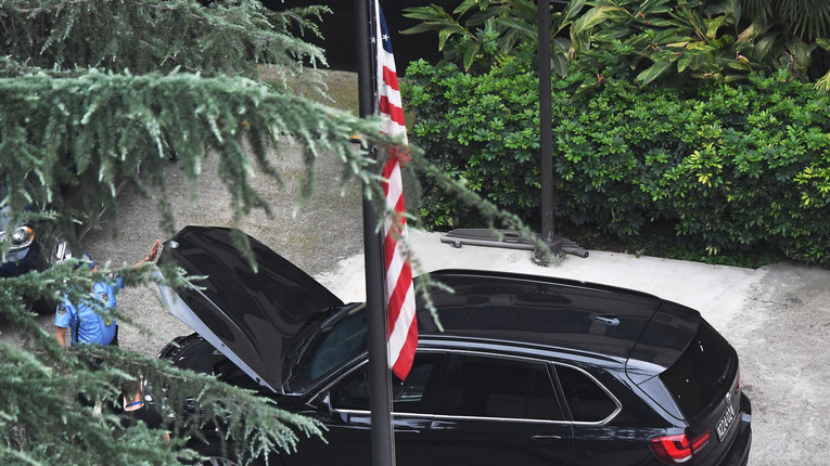 Ammainata la bandiera Usa