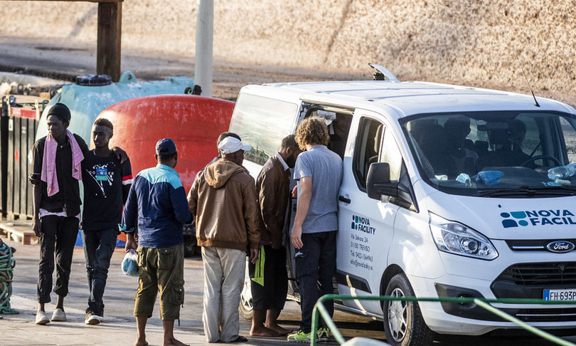 migranti scappati caltanissetta sbarchi sicilia