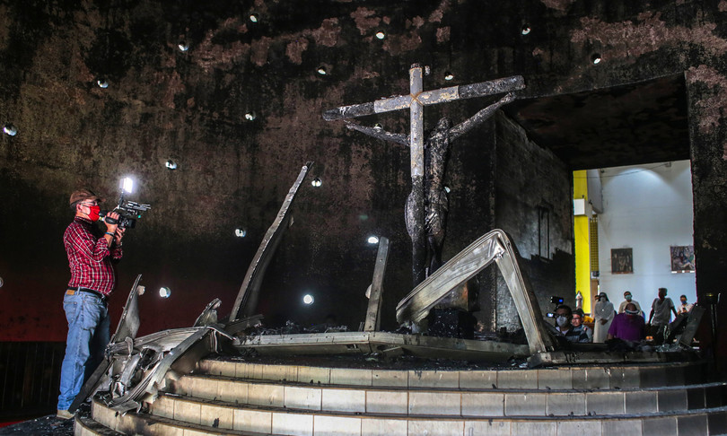 bottiglia molotov causa incendio cattedrale managua