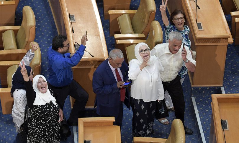 doppia crisi politica paralizza tunisia