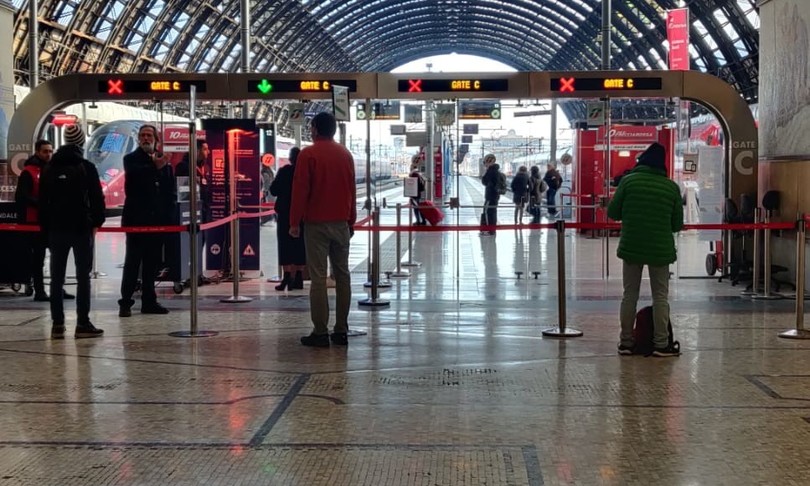 dietrofront governo treni torna distanziamento bordo