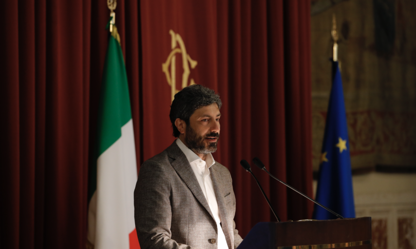 bonus deputati Fico chiedano scusa
