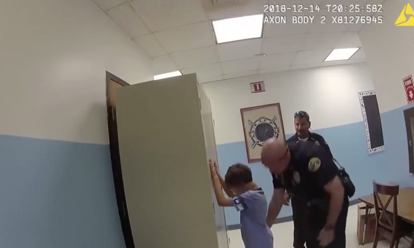 bimbo 8 anni arrestato florida video virale