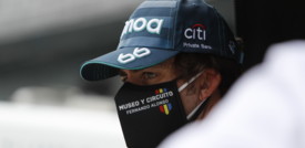 Alonso a 361 chilometri orari contro un muro. Illeso a Indianapolis