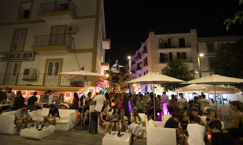 spagna chiude discoteche limita orari bar ristoranti