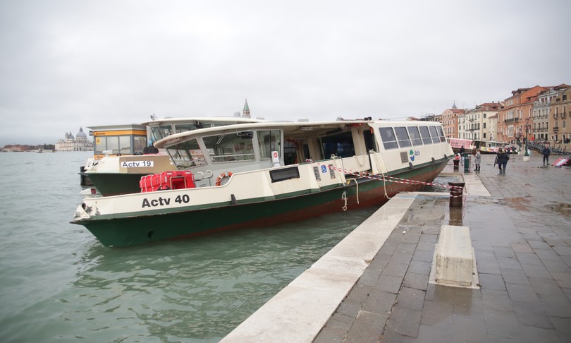 venezia incidente barchino vaporetto