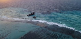 La petroliera spezzata in due alle Mauritius