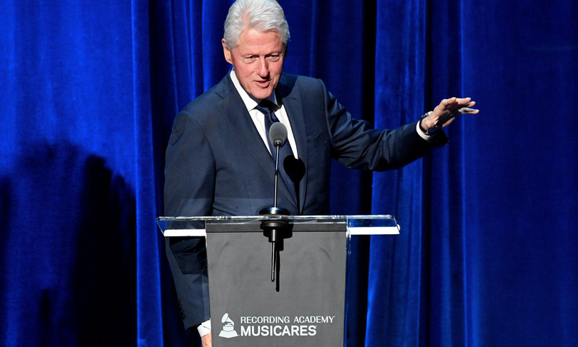 Foto accusatrice Epstein massaggia Bill Clinton