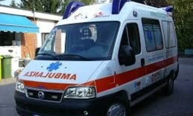 Cede ringhiera, giovane donna muore precipitando dal terzo piano