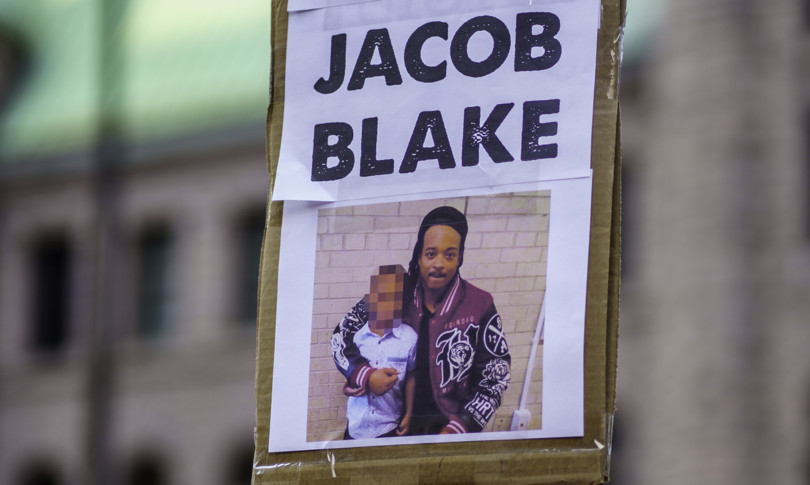 famiglia jacob blake accusa ammanettato letto