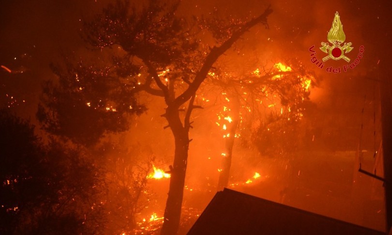 incendi fiamme palermo scopello evacuate persone