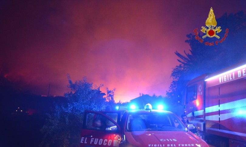 incendi fiamme palermo scopello evacuate persone