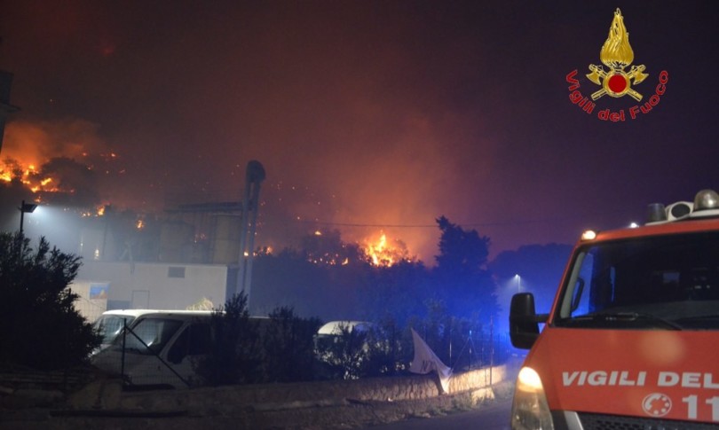domato incendio colline palermo nel weekend 1.500 roghi