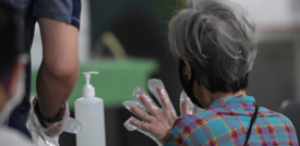 Contrordine: i guanti non servono a ridurre il rischio di contagio. Anzi