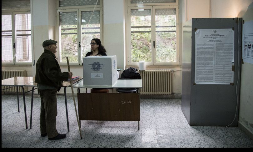 Galli elezioni aule scolastiche follia