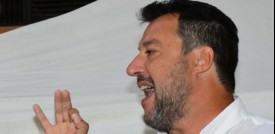 Salvini è stato contestato a Torre del Greco e ha interrotto il comizio