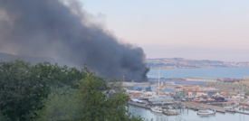 Domato l'incendio nel porto di Ancona. Scuole e parchi restano chiusi
