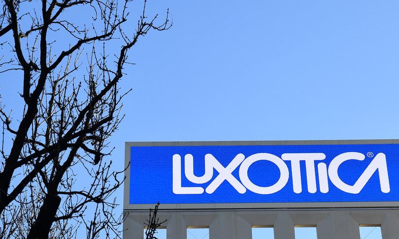 Facebok EssilorLuxottica smart glasses