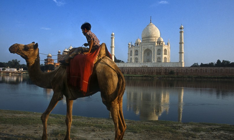 India turisti Taj Mahal aperto